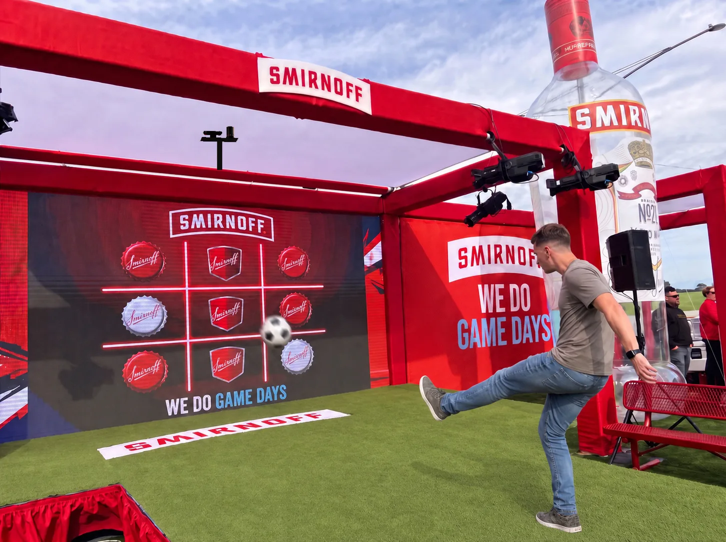 Pared interactiva de juego de gato activada para una campaña de Smirnoff